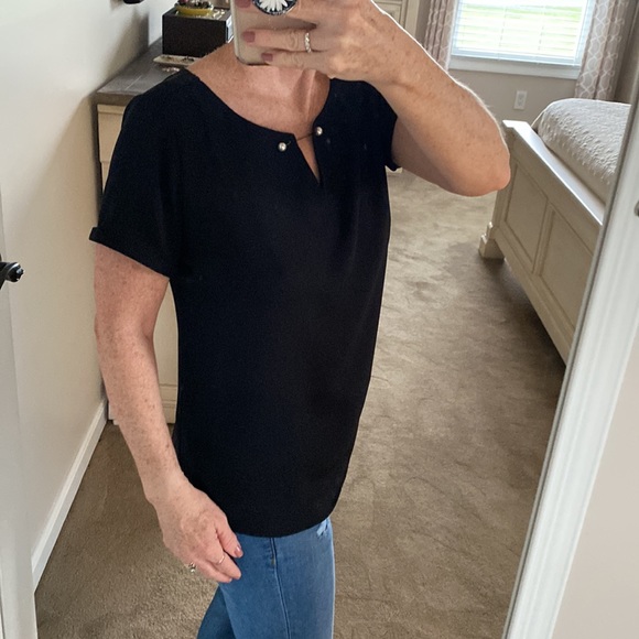 Apt 9 pullover short sleeved blouse with pearl clasp as the neckline - Picture 4 of 8